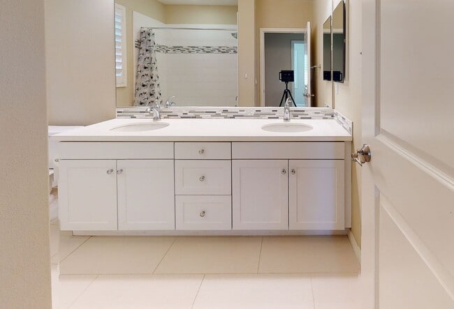 Building Photo - Beautiful Upgraded Stonegate 3 bedroom / 2.5 bath home