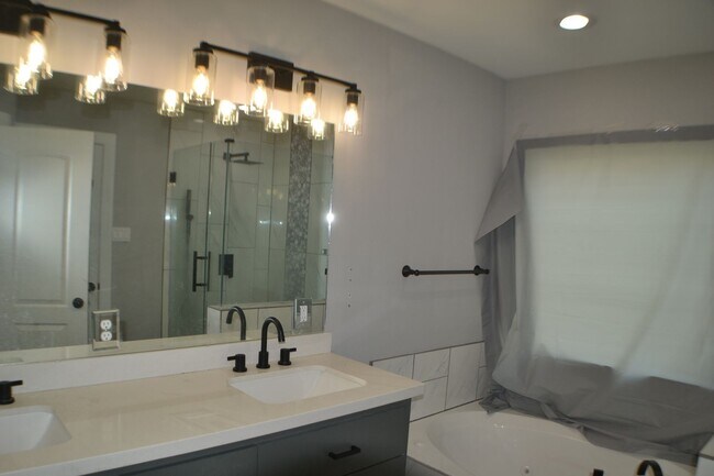 Building Photo - House for rent in Houston