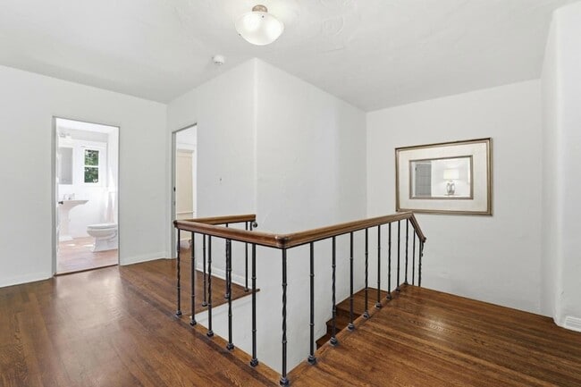 Building Photo - 566 E Crescent Dr