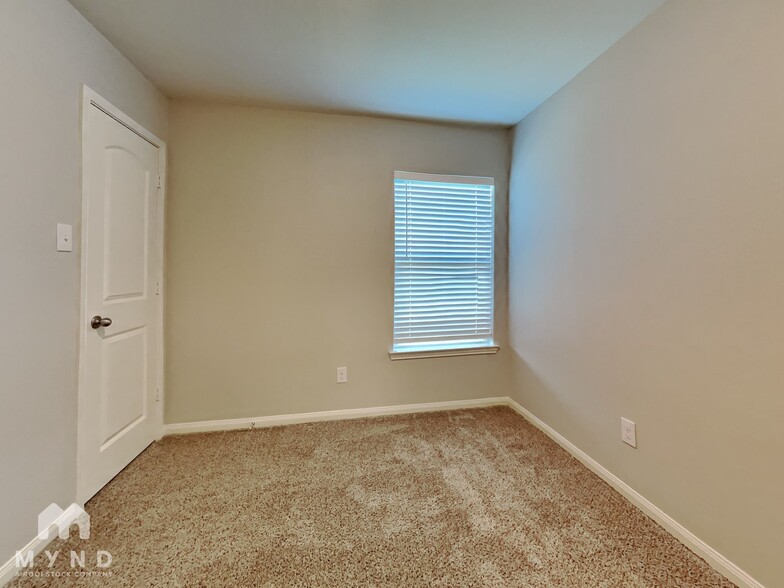 Building Photo - 5715 Rainbow Rd.