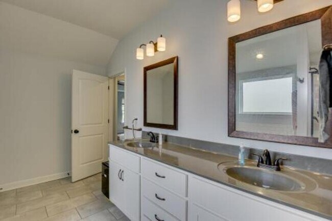 Building Photo - 171 Radcliff Dr