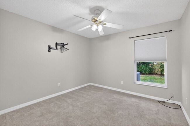Building Photo - Available NOW - 3/2 Split Plan Home in Eustis with large Florida Rm!