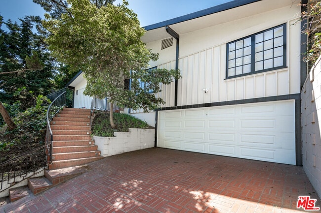 Building Photo - 10120 Cielo Dr