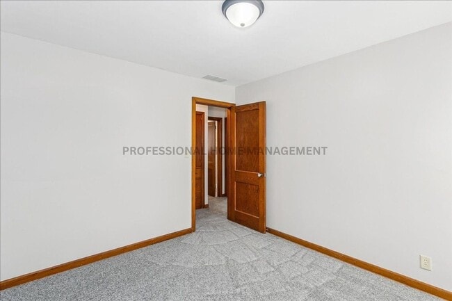 Building Photo - Charming 3 bedroom 1 bath home with 2 gara...