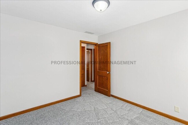 Building Photo - Charming 3 bedroom 1 bath home with 2 garages!