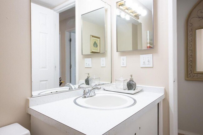 Building Photo - Large Renovated Condo near EMU