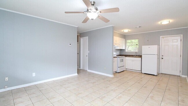 Building Photo - 6618 Applegate St