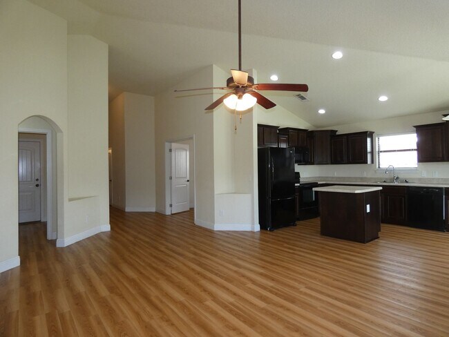 Building Photo - Charming 3-Bedroom Home