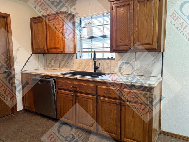 Building Photo - Charming 3 Bedroom