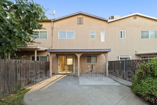Building Photo - 940 Palm Cir