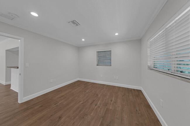 Building Photo - 900 NE 4th St