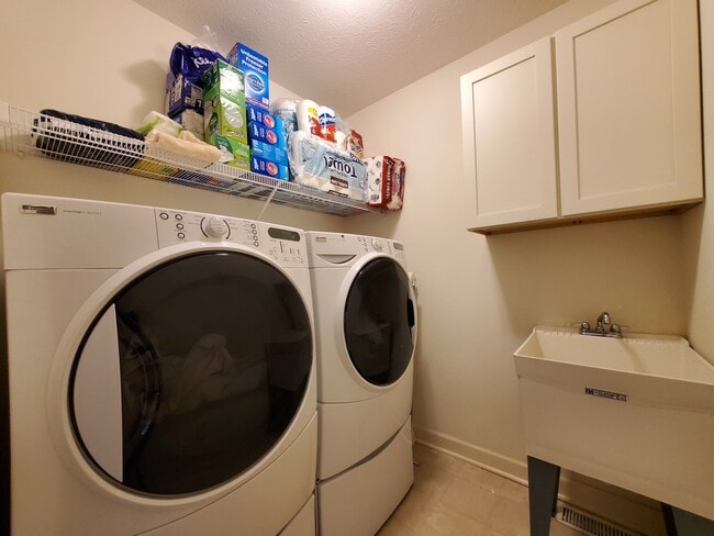 Building Photo - 8937 Merryvale Dr