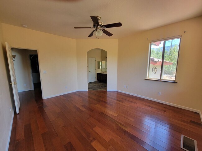 Building Photo - 255 Canyon Dr