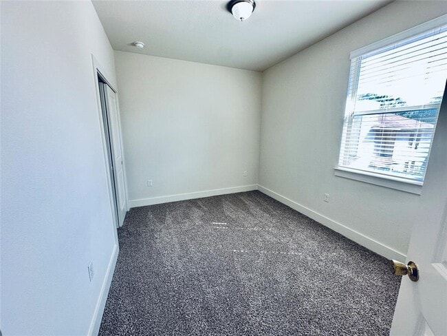 Building Photo - 2216 Creekside Ln