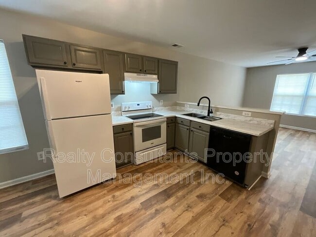 Building Photo - 1019 Manor Dr