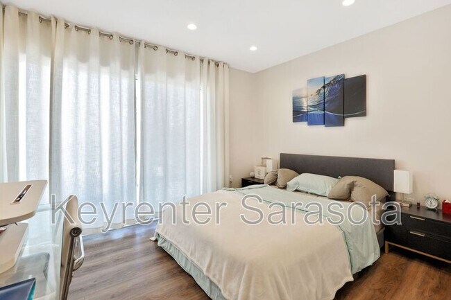 Building Photo - 2056 Roselawn St