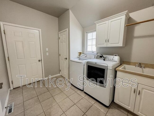 Building Photo - 717 Villa Plaza