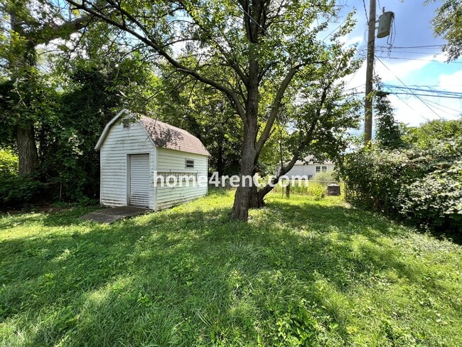 Building Photo - Cozy Ranch Style Home in KCMO w/ Wood Floors and a Fenced in Yard!
