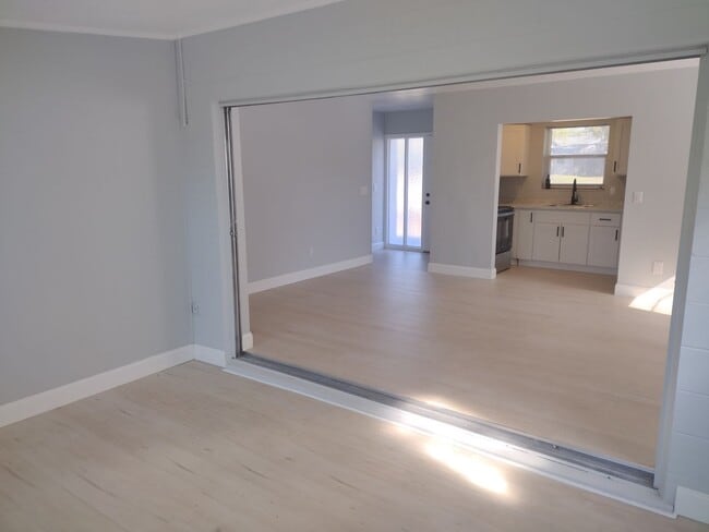 Building Photo - Adorable UPDATED 1 bedroom 1 Bath home with bonus Room