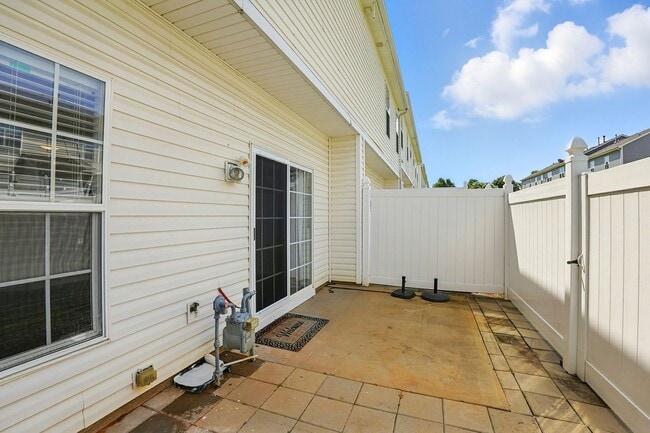 Building Photo - 2 Bedroom Townhome in Pineville!