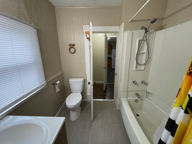 Building Photo - 427 W 10th St