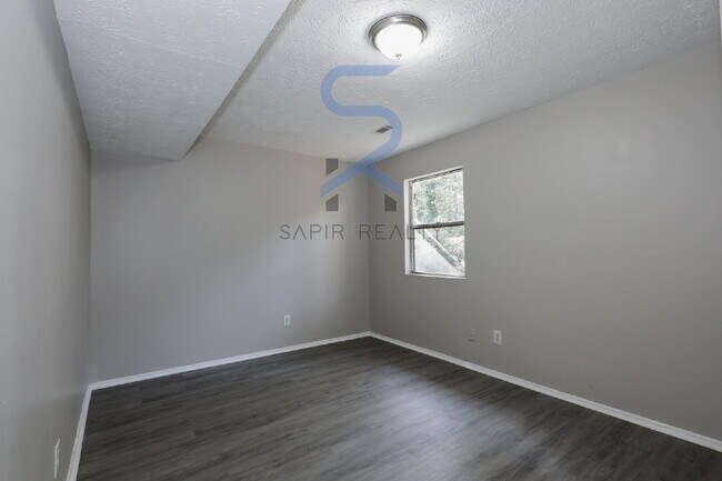 Building Photo - Move in before October 15th and get a $250...