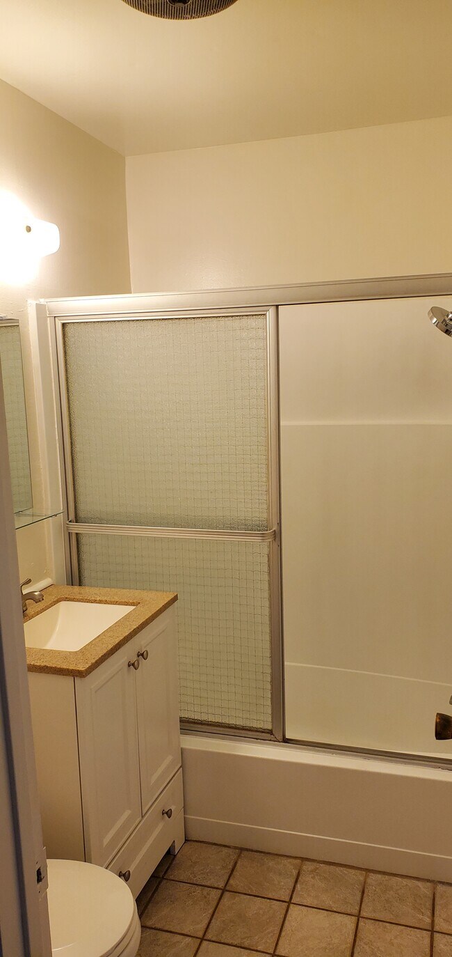 Building Photo - 1347 N Alvarado St