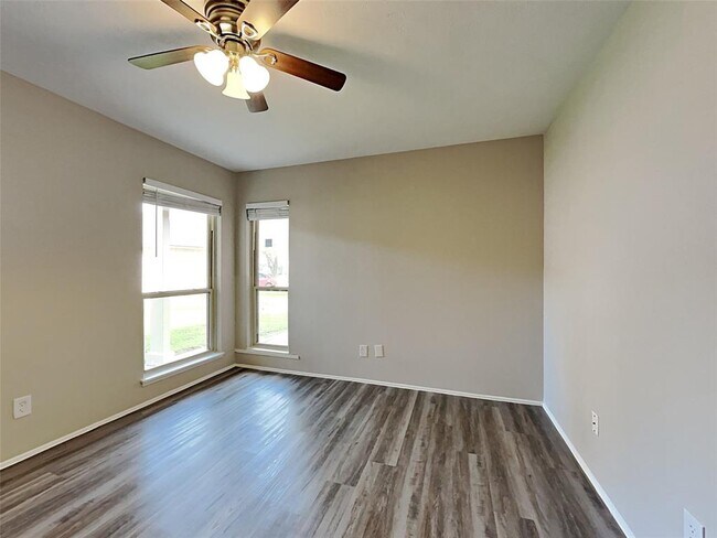 Building Photo - 2822 Canary Ln