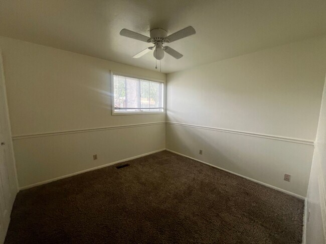 Building Photo - Light, bright, & Move- In ready with ultimate flexibility!