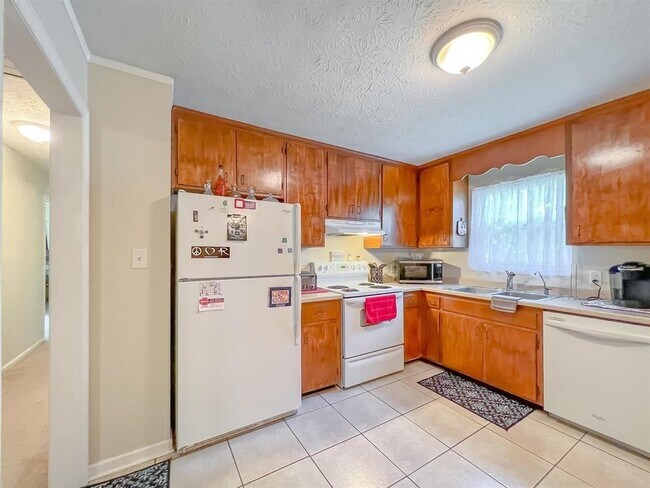 Building Photo - 1924 Harriet Dr