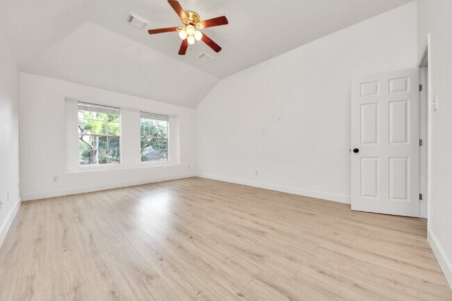 Building Photo - Spacious 4-Bedroom Home with Private Office & Room for Everyone!