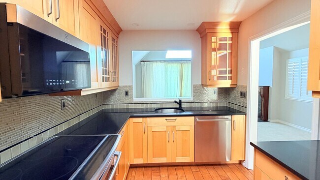 Building Photo - 31 Redondo Ct