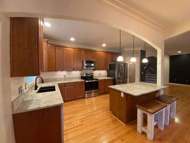 Building Photo - Move-in special $500 Off first month's ren...