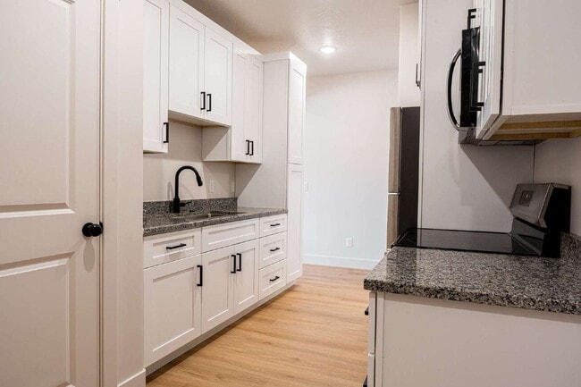 Building Photo - Private Bedroom with Private Bathroom – Fully Furnished & Move In Ready