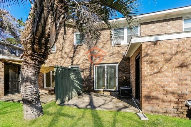 Building Photo - Charming 2-Bedroom Townhome in Prime West Ashley Location