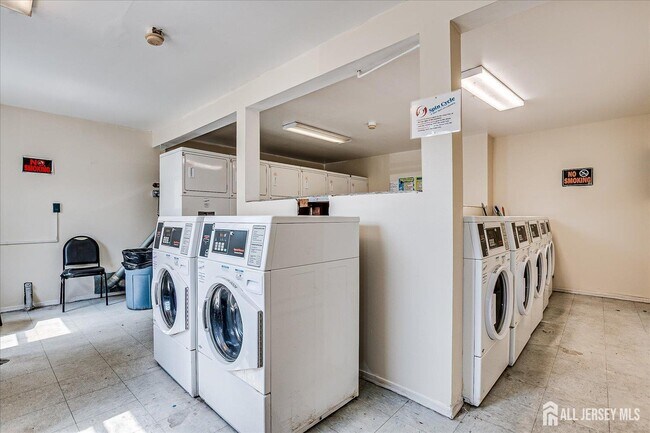 Building Photo - 289 Main St