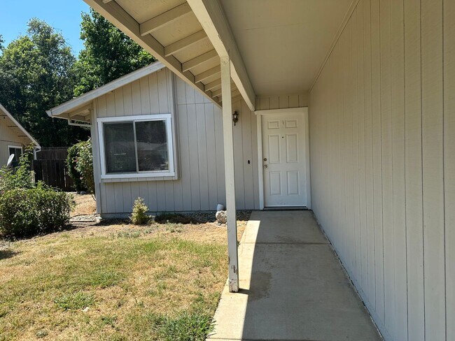Building Photo - Well maintained home in desirable neighbor...