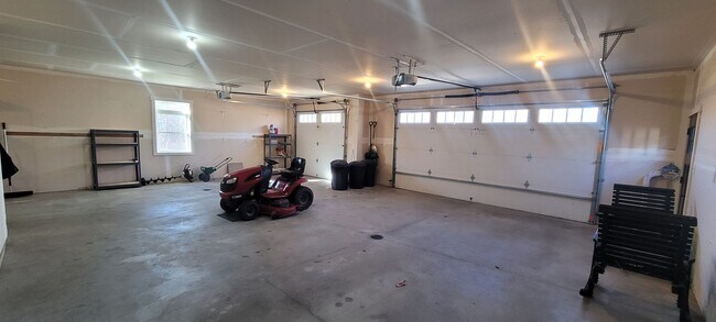 Building Photo - Three Bedroom 2.5 Bath House