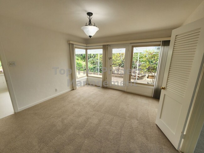 Building Photo - Charming 3 Bed, 2 Bath, 1,888 sqft House in Downtown Concord - Available now for lease!