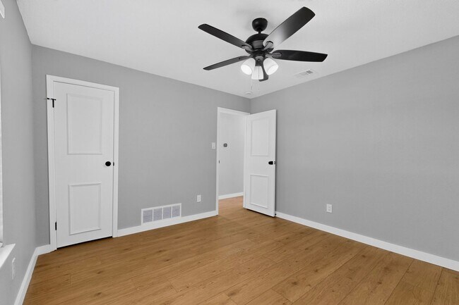 Building Photo - 215 Aspenway Dr