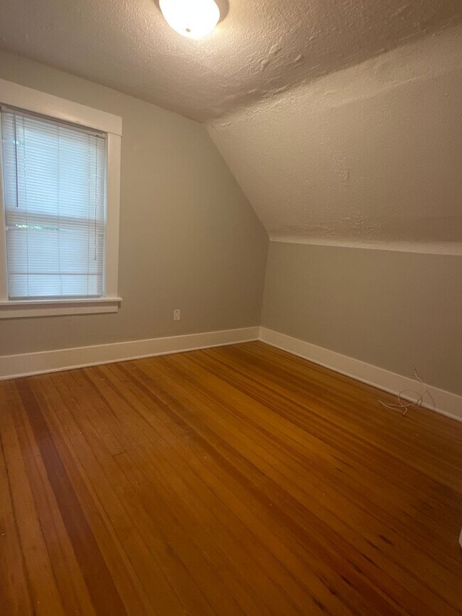 Building Photo - 3 bed/1.5 Bath Single Family Home