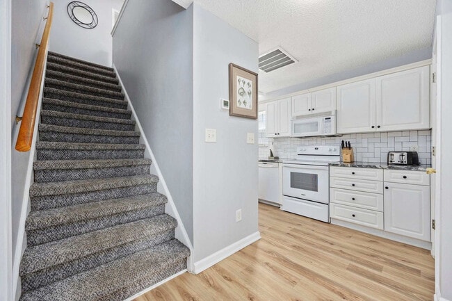 Building Photo - 111B S Yaupon Dr