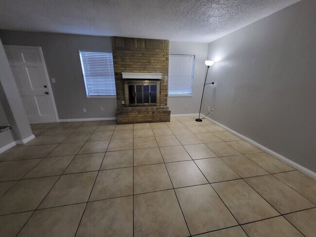Building Photo - 2 Bedroom 1.5 Bathroom Townhouse in Norman with granite countertops and central heat and air