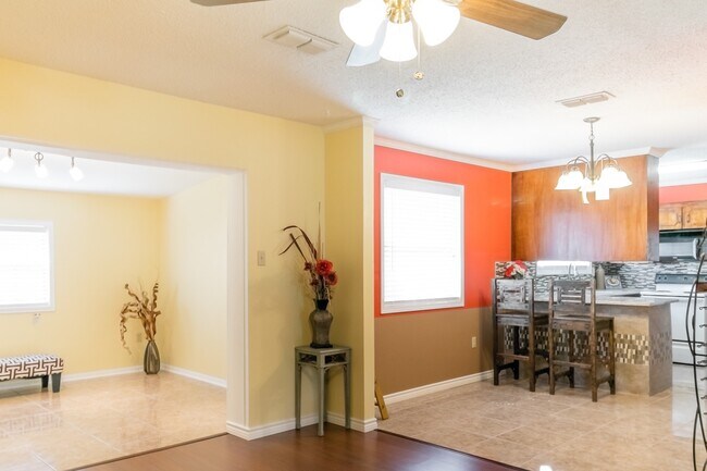 Building Photo - Charming 3 bedroom 2 bath home available soon!!