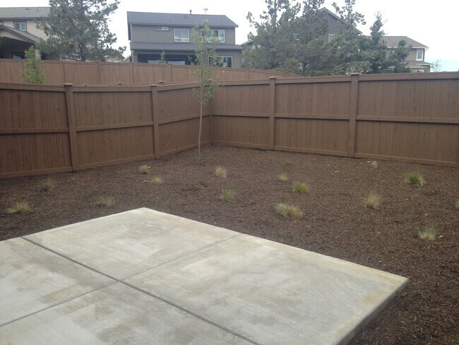 Building Photo - Modern and Spacious Townhome, NE Bend