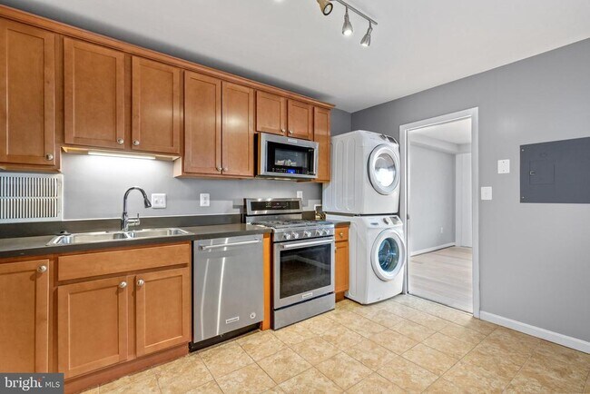 Building Photo - 3705 S George Mason Dr