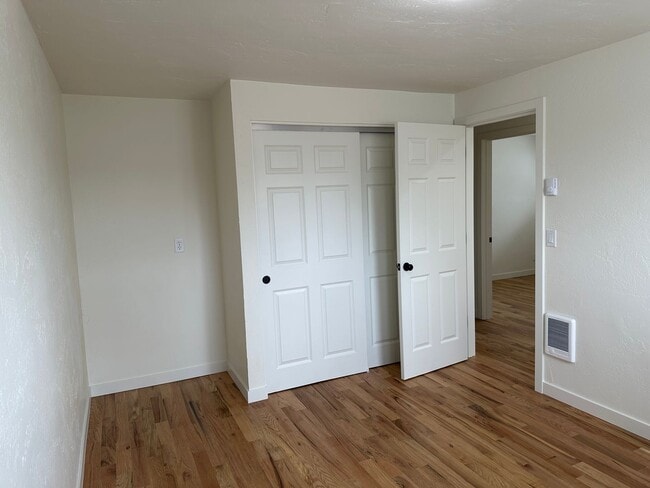 Building Photo - Beautifully updated 3 bedroom, 1 bath hous...