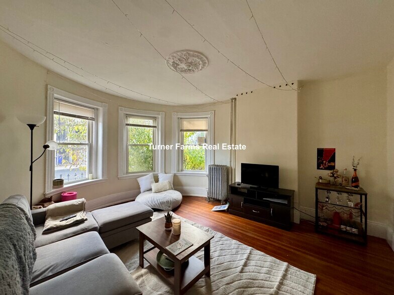 Building Photo - 96 Calumet St