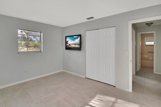 Building Photo - 3040 Martin Ave