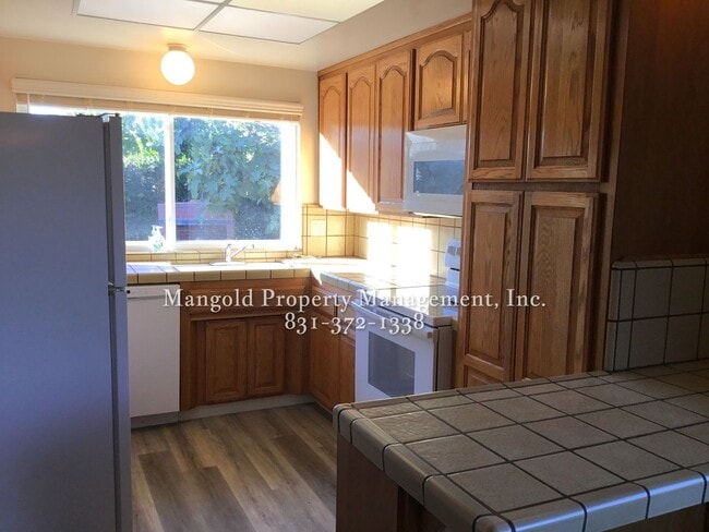 Building Photo - Spacious 3-Bed 2-Bath Home in South Salinas Neighborhood with Large Fenced Yard and Fireplace